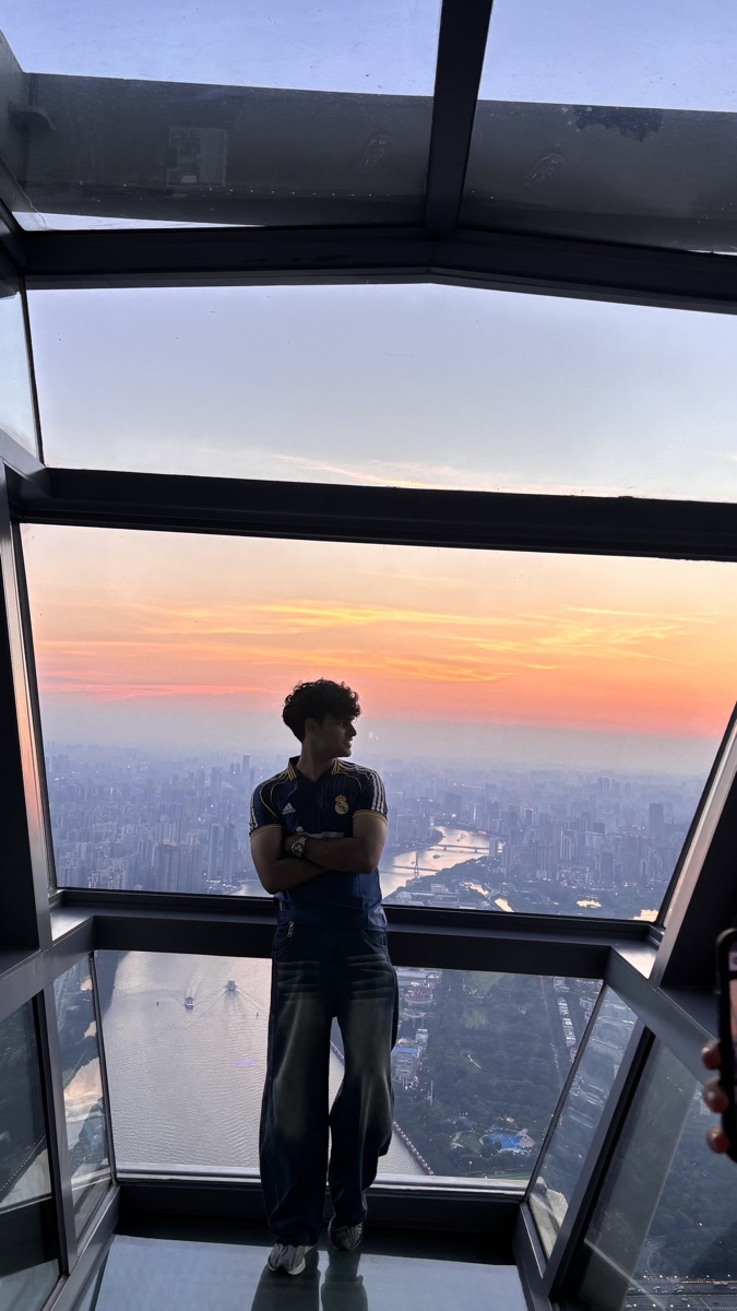 日落时从广州塔观景台看到的广州天际线